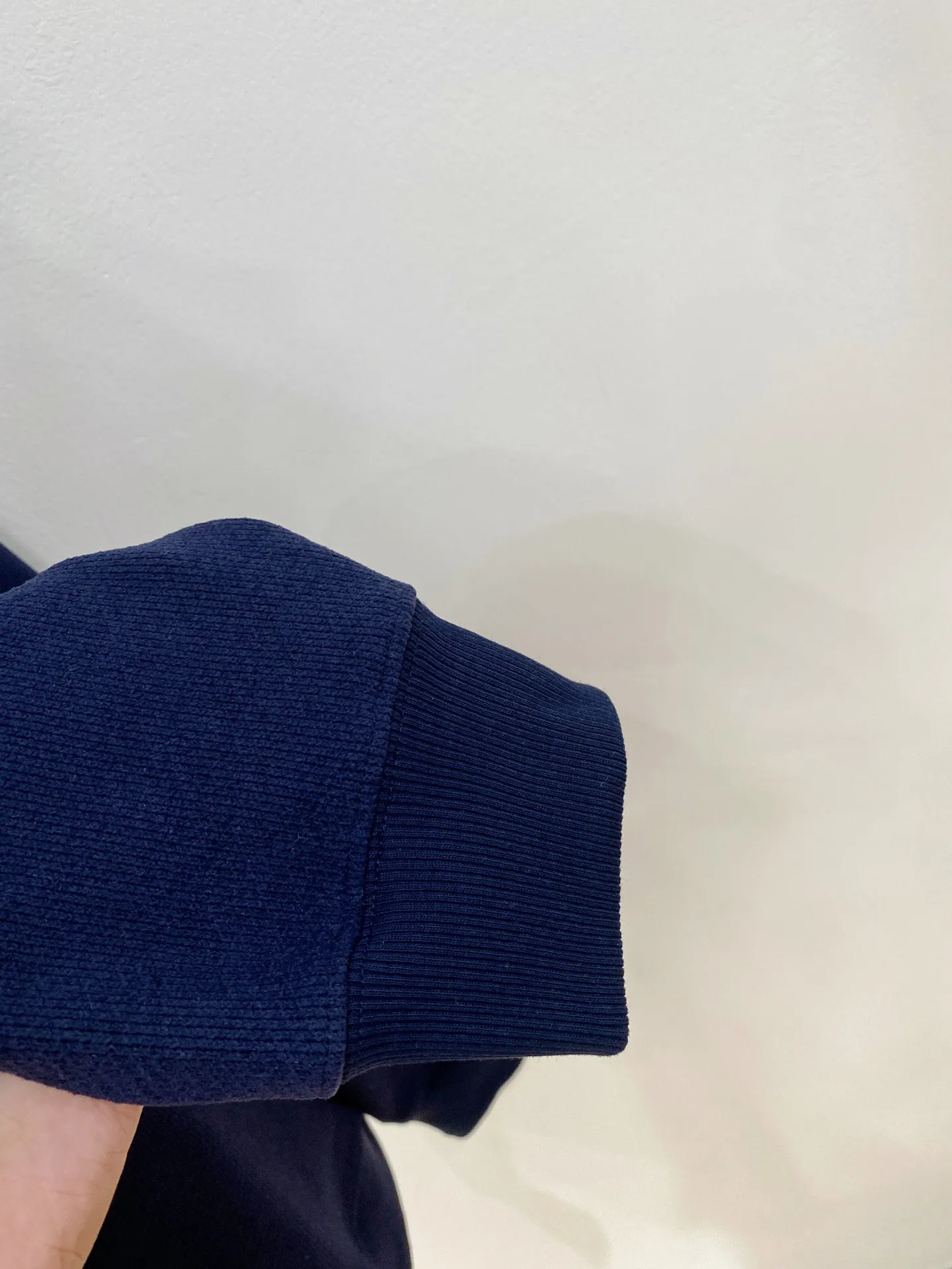 , LP 2051 autumn and winter New Arrival men's casual round neck sweatshirt, the final channel product has appeared! ! Simultaneous sales at the counter! It is no exaggeration to say that LP items have always been one of the must-have items for successful business people! The brand's high-end style and powerful aura are not something that everyone can easily overcome. The fabric is customized with 24% cotton + 69% polyester + 7% spandex, the stitching is neat, and the upper body is fashionable and stylish. Size:M-3XL